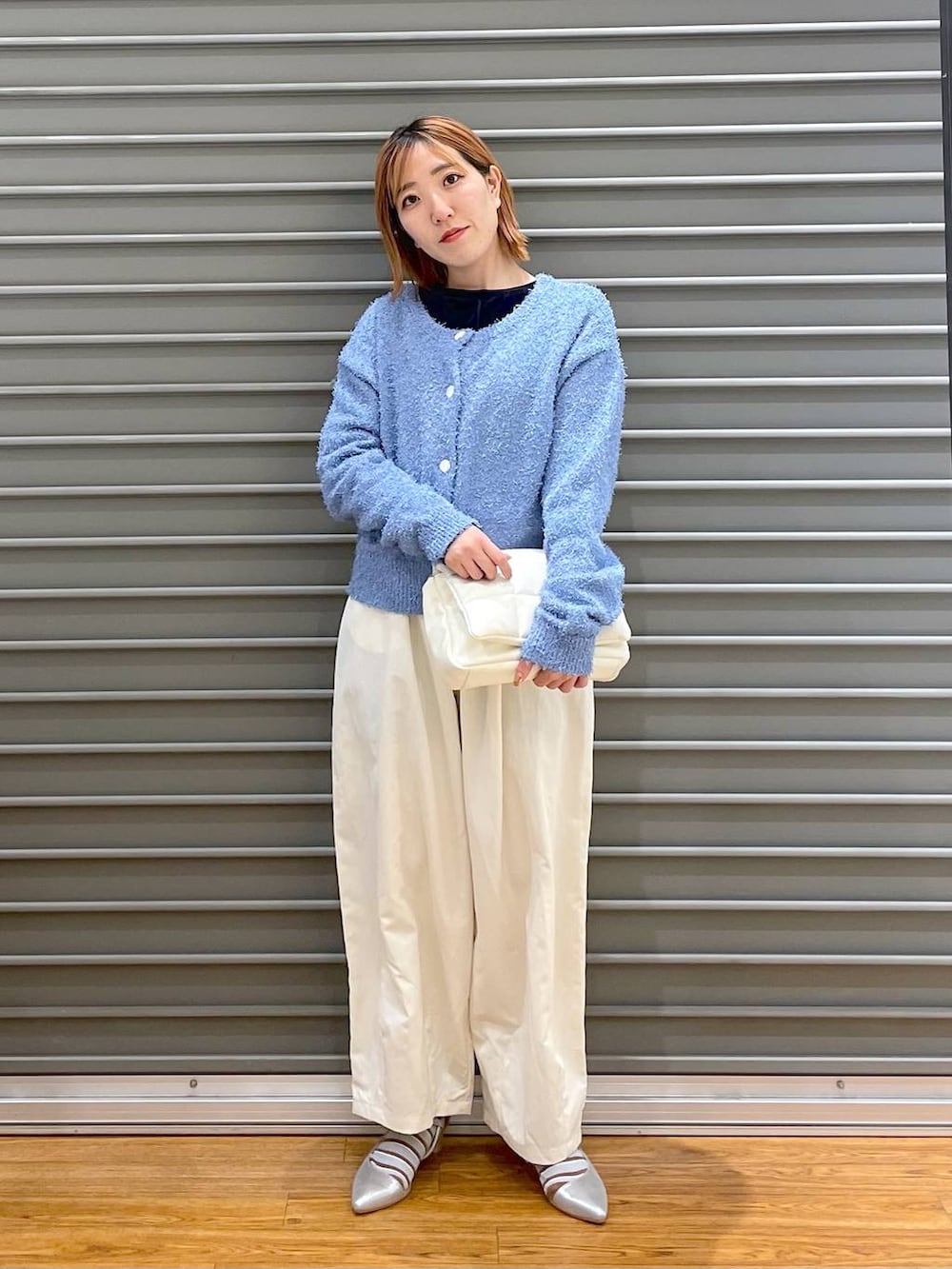 ブルー系のTシャツ/カットソー、ブルー系のカーディガン/ボレロ、グレー系のパンプスを着用したレディースの春コーディネートの2枚目の写真