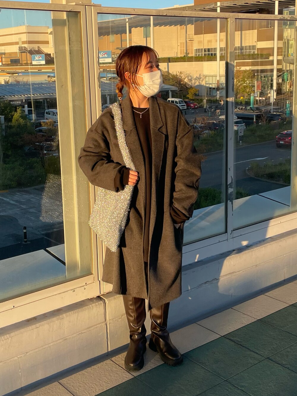 「パンツスタイル、シンプルコーデ、冬服、モノトーンコーデ、ビッグシルエット、ブーツスタイル、ファッションを楽しもう、おしゃれさんと繋がりたい、JEANASIS、LEPSIM、Heather、WHO’S WHO gallery、カジュアルコーデ、低身長コーデ、低身長女子」｜「JEANASISのショートビーバーリバーロングコート/890430（その他アウター、グレー系）」を使った、manaさん（レディース・153cm）の秋コーディネートの2枚目の写真