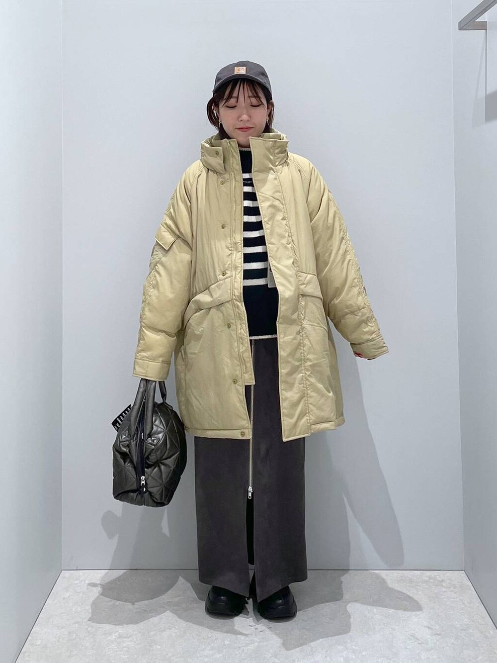 「低身長、カジュアル、ベーシック/シンプル、体型カバー、高見え、ゆったり、LEPSIM」|「GLOBAL WORK Smile Seed Storeのふわもちボトルネックプルオーバー/116043(ニット/セーター、ブラック系)」を使った、manaさん(レディース・153cm)の冬コーディネートの5枚目の写真