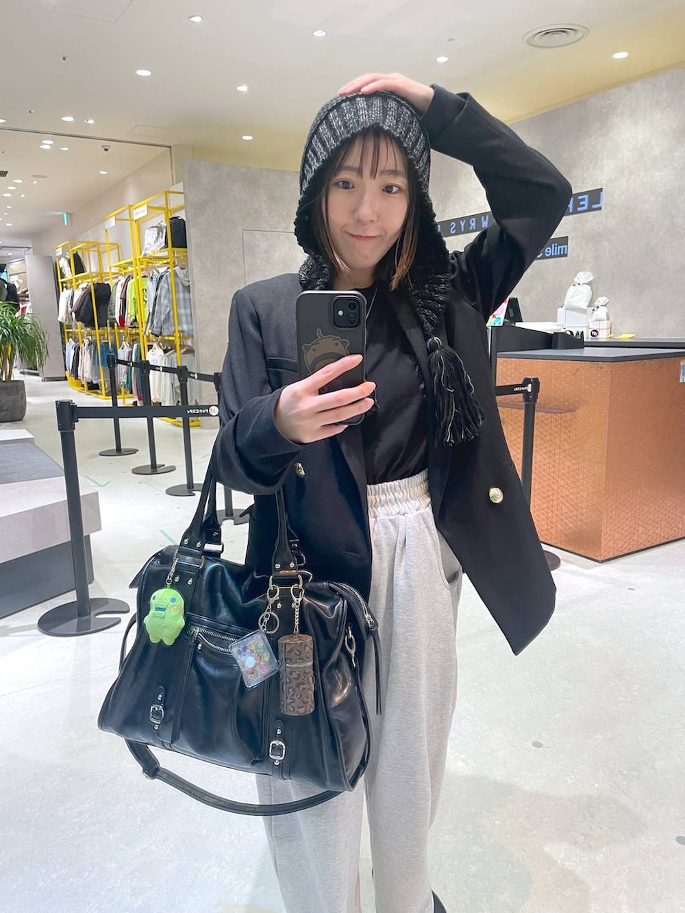 グレー系のスウェットパンツ、グレー系のニットキャップ/ビーニーを着用したレディースの秋コーディネートの3枚目の写真