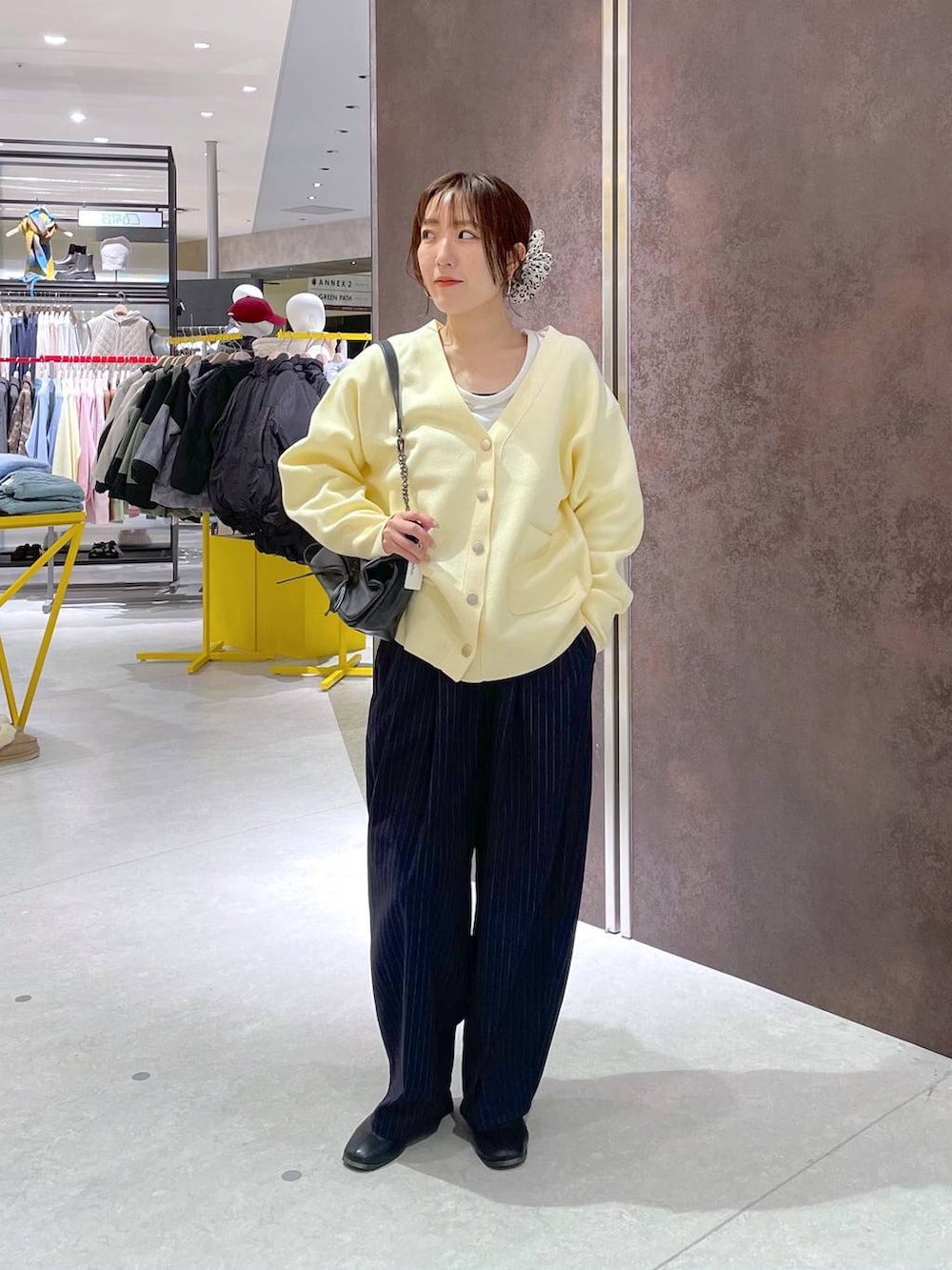 ブルー系のその他パンツ、イエロー系のカーディガン/ボレロを着用したレディースの冬コーディネートの4枚目の写真