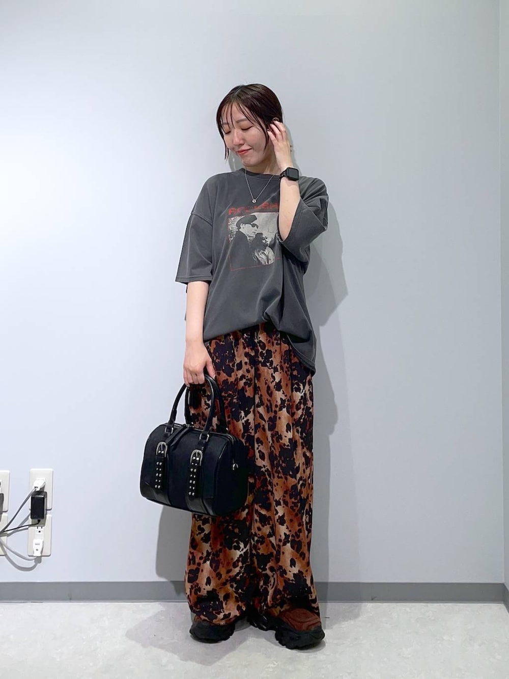 ブラウン系のその他パンツ、ブラウン系のローファー、ブラック系のボストンバッグを着用したレディースの夏コーディネートの2枚目の写真