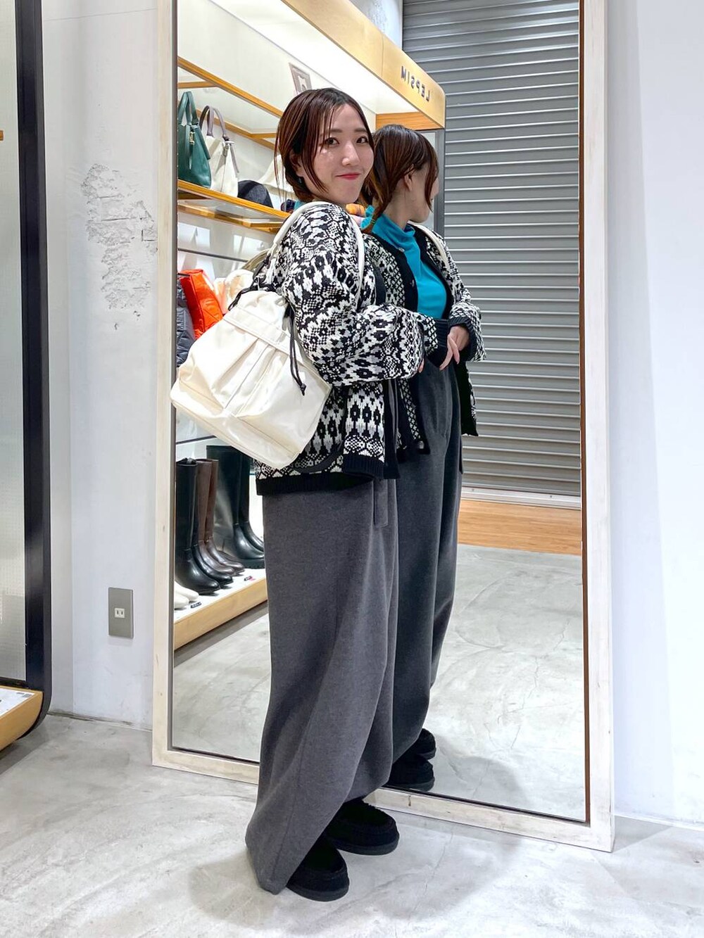 「低身長、カジュアル、ベーシック/シンプル、体型カバー、高見え、ゆったり、LEPSIM」｜「LEPSIMの【MEI】FURMOCA SHOES／ファーモカシン　908435（モカシン/デッキシューズ、ブラック系）」を使った、manaさん（レディース・153cm）の冬コーディネートの3枚目の写真