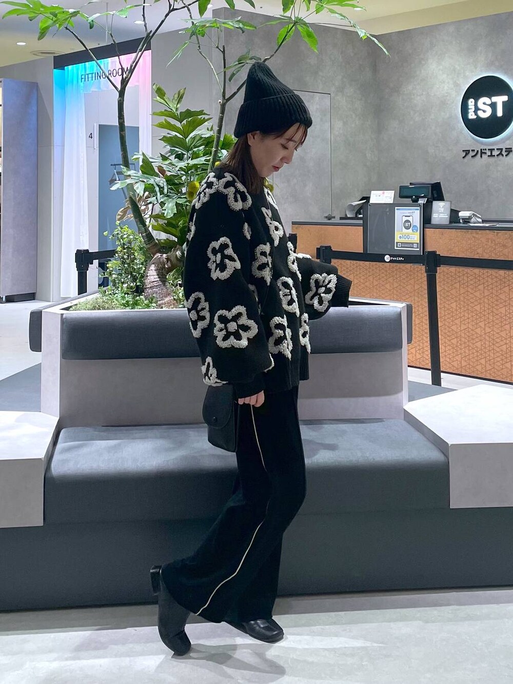 ホワイト系のその他パンツ、ブラック系のニット/セーターを着用したレディースの冬コーディネートの2枚目の写真