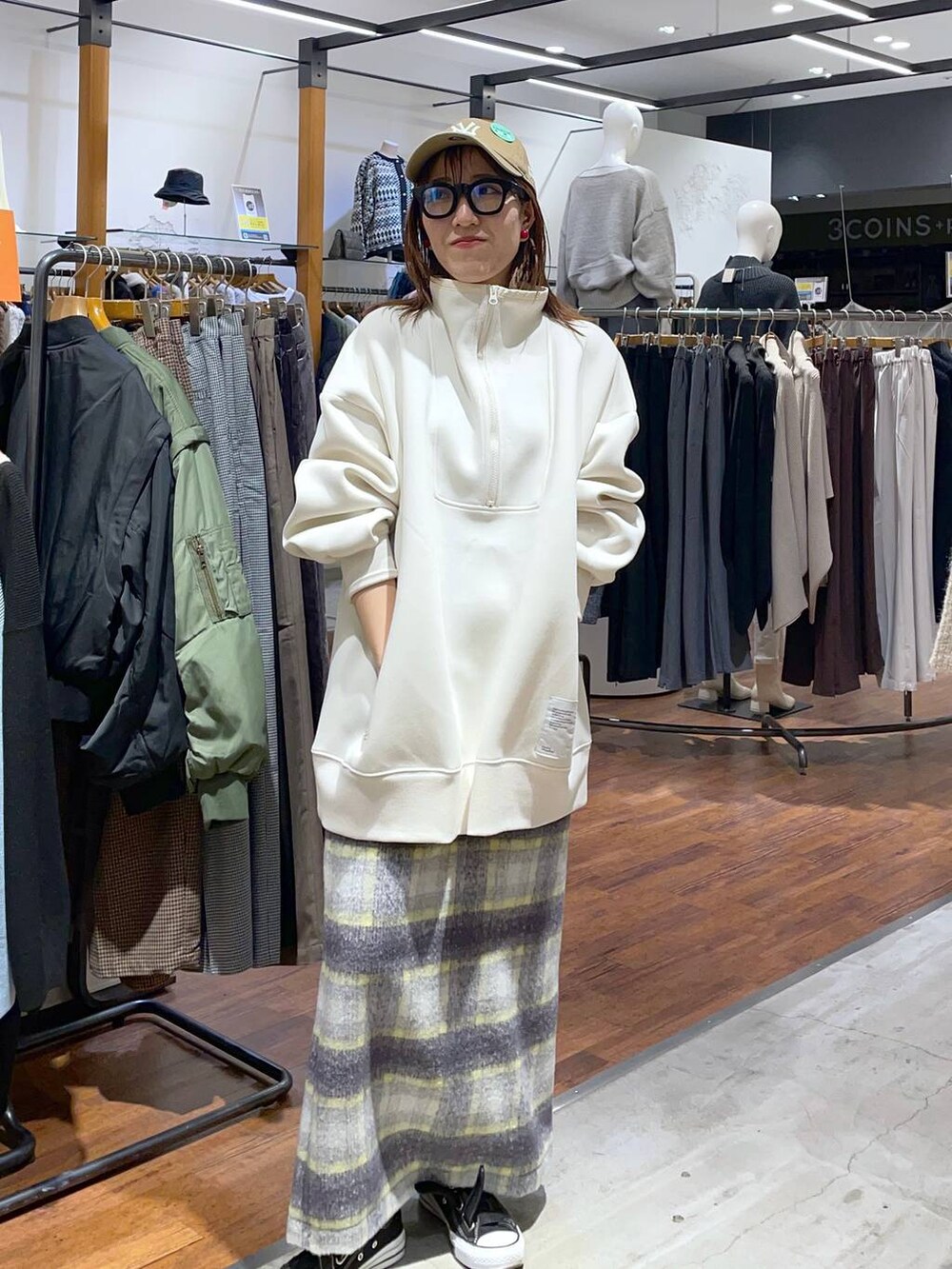 ホワイト系のTシャツ/カットソー、グレー系のスカート、ベージュ系のハットを着用したレディースの秋コーディネートの2枚目の写真