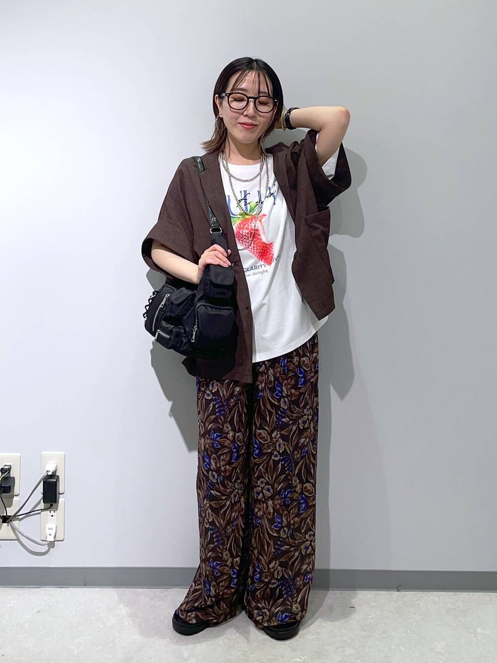 ブラック系のサンダル、ブラウン系のその他パンツ、ブラック系のショルダーバッグを着用したレディースの夏コーディネートの3枚目の写真