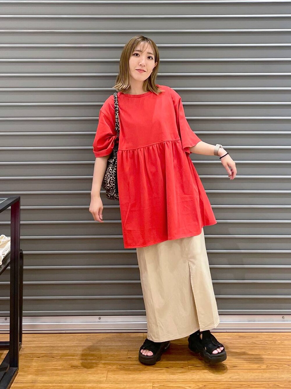 その他のショルダーバッグ、ホワイト系のスカート、レッド系のTシャツ/カットソーを着用したレディースの夏コーディネートの3枚目の写真