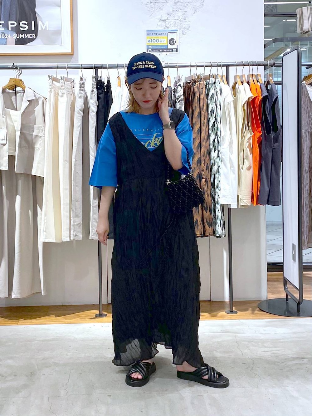 ブルー系のTシャツ/カットソー、ブラック系のサンダル、ブラック系のショルダーバッグを着用したレディースの夏コーディネートの3枚目の写真