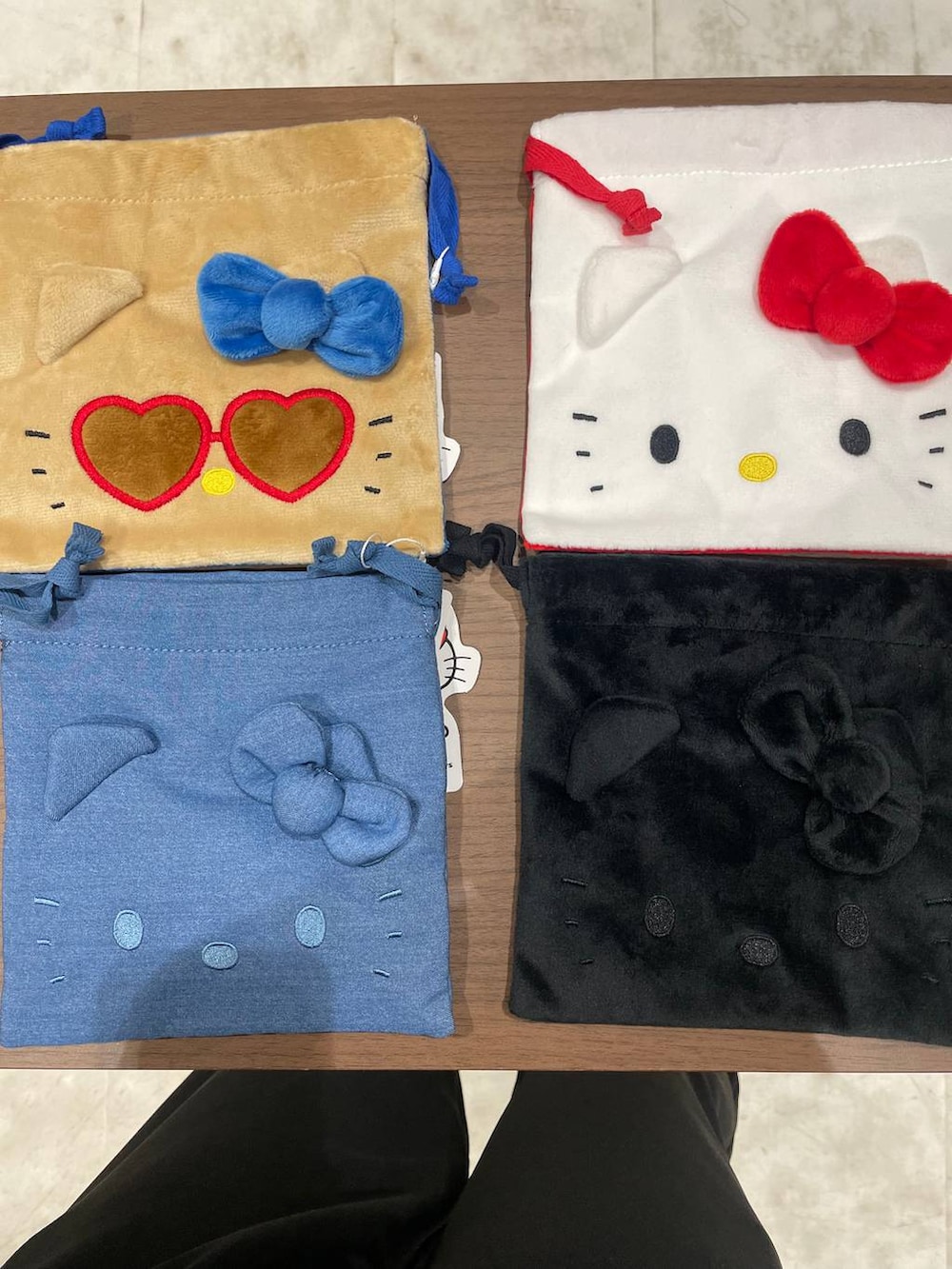 ブラック系のポーチを着用したレディースの冬コーディネートの4枚目の写真