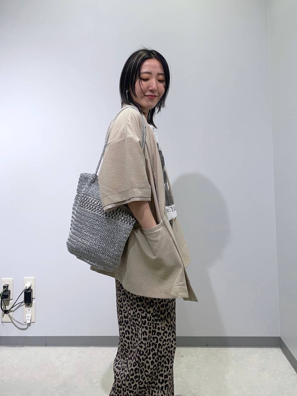 ブラック系のサンダル、ベージュ系のテーラードジャケット、シルバー系のショルダーバッグを着用したレディースの春コーディネートの3枚目の写真