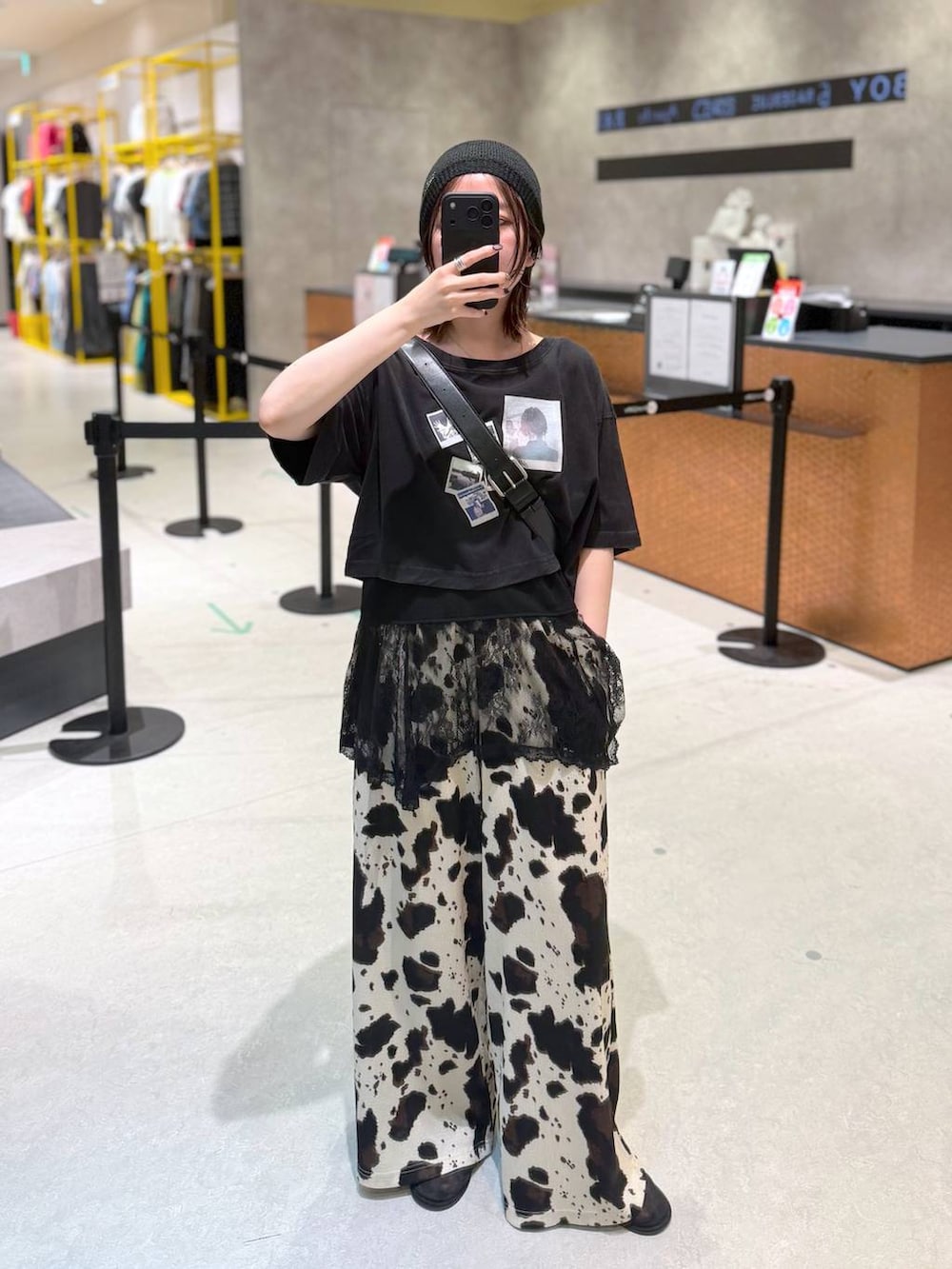 ベージュ系のその他パンツ、ブラック系のTシャツ/カットソー、ブラック系のショルダーバッグを着用したレディースの夏コーディネートの3枚目の写真