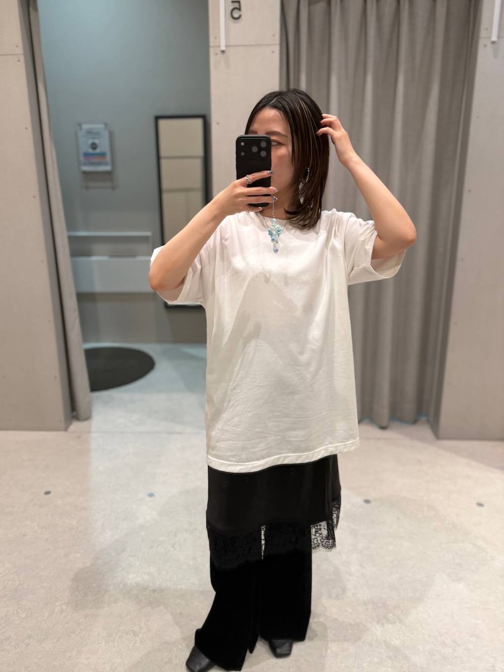 ホワイト系のTシャツ/カットソー、ブラック系のスカートを着用したレディースの夏コーディネートの3枚目の写真