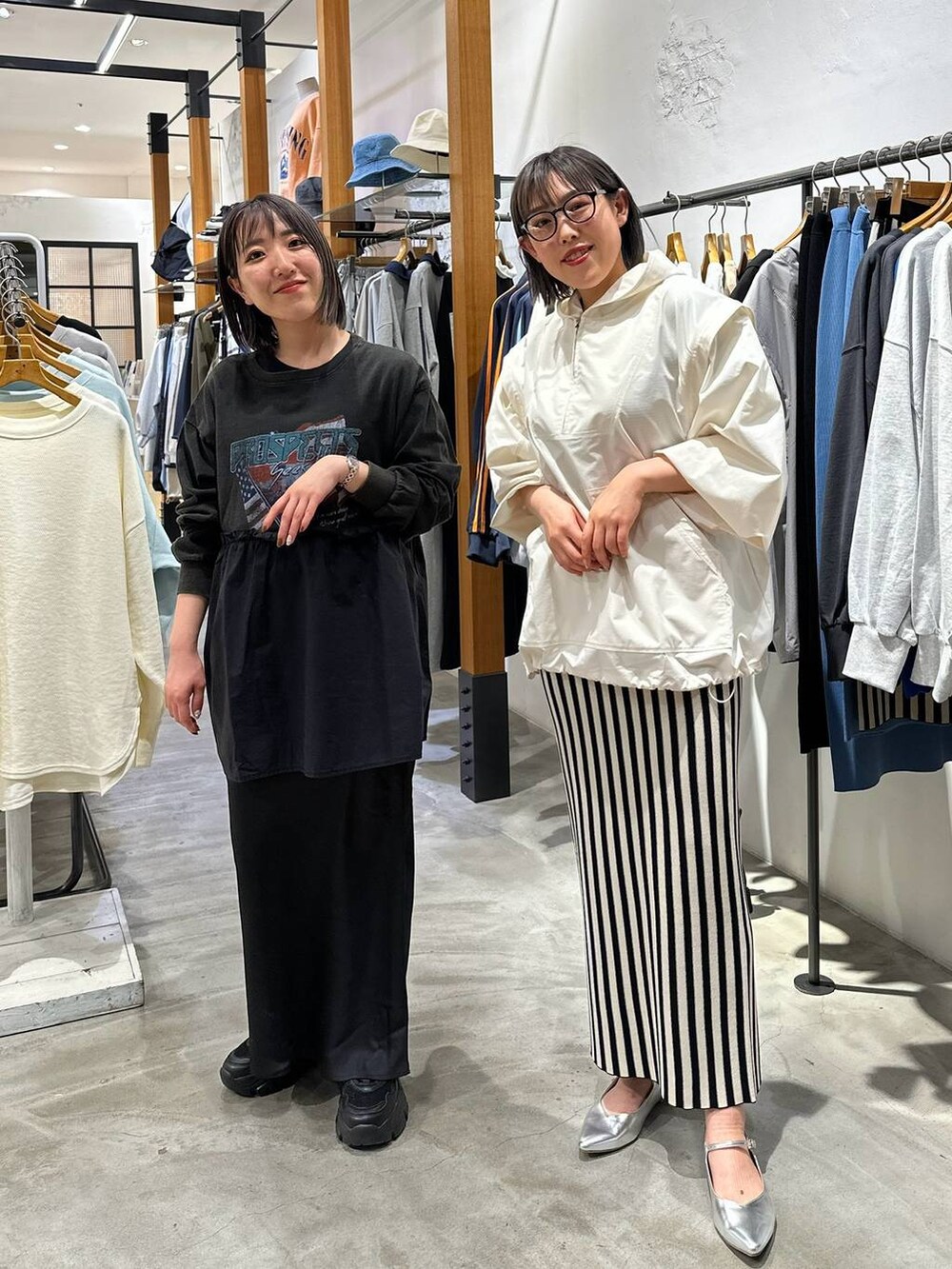 ブラック系のスニーカー、グレー系のTシャツ/カットソー、ブラック系のスカートを着用したレディースの春コーディネートの3枚目の写真