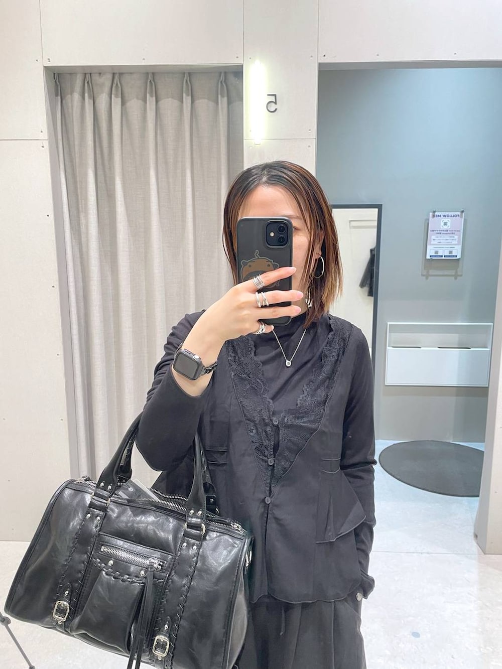 ブラック系のTシャツ/カットソー、ブラック系のサンダル、ブラック系のボストンバッグを着用したレディースの春コーディネートの2枚目の写真