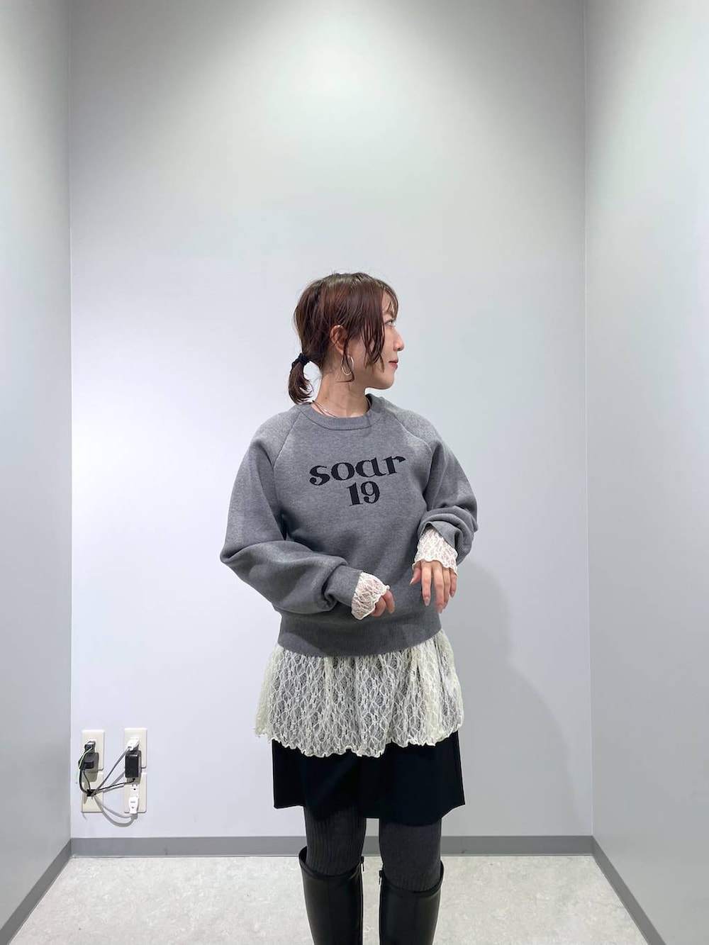 ブラック系のブーツ、ブラック系のその他パンツ、グレー系のニット/セーターを着用したレディースの冬コーディネートの7枚目の写真