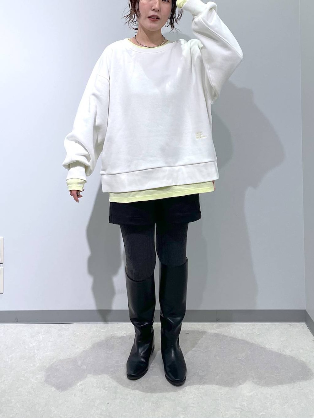 ブラック系のその他パンツ、ホワイト系のスウェットを着用したレディースの冬コーディネートの2枚目の写真