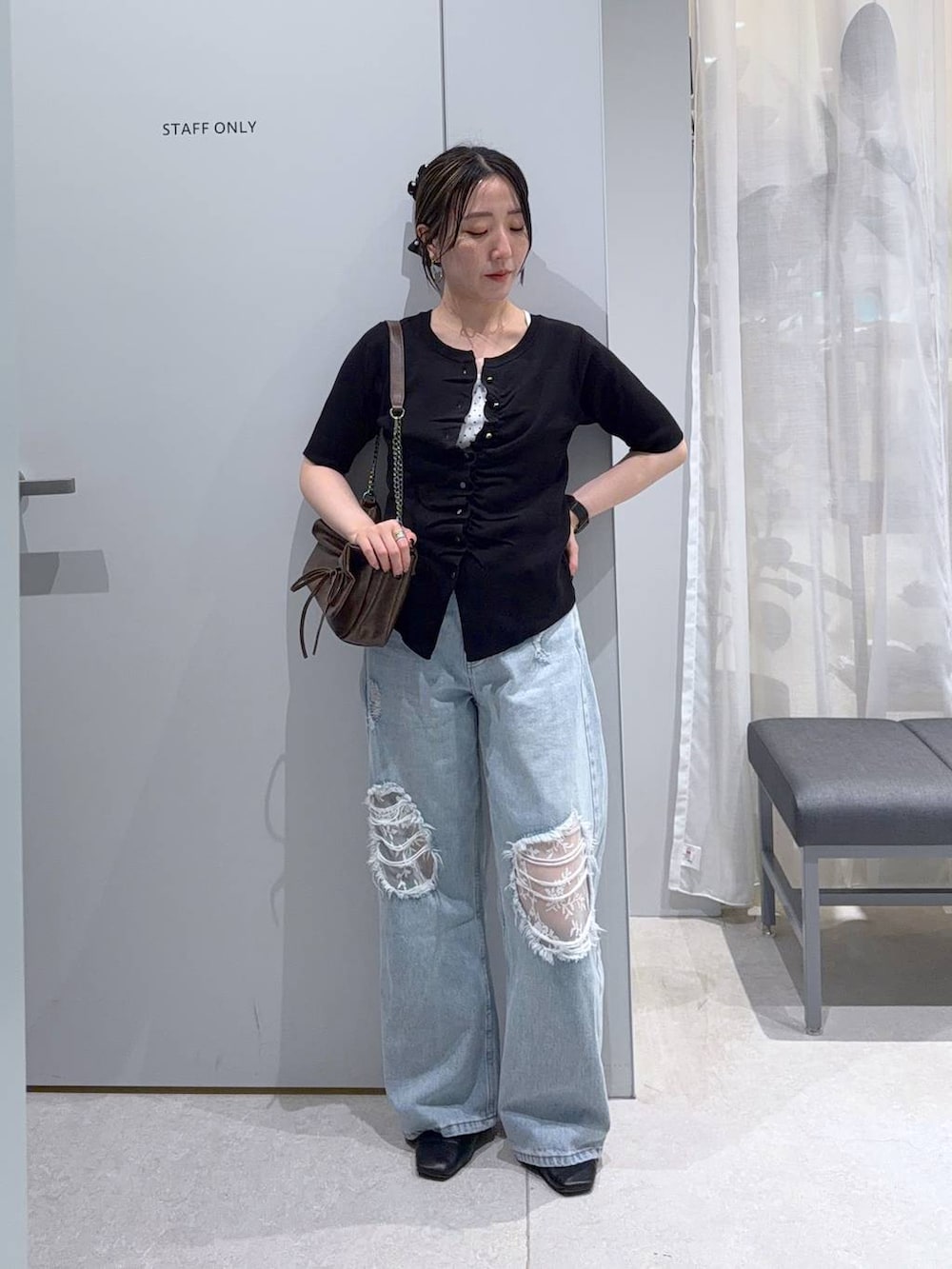 ホワイト系のTシャツ/カットソー、ブラウン系のショルダーバッグ、ブルー系のデニムパンツを着用したレディースの春コーディネートの2枚目の写真