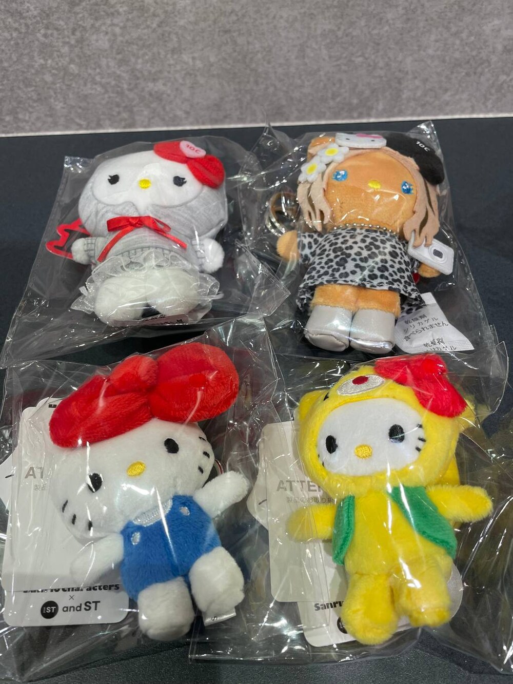 グレー系のキーホルダーを着用したレディースの冬コーディネートの2枚目の写真