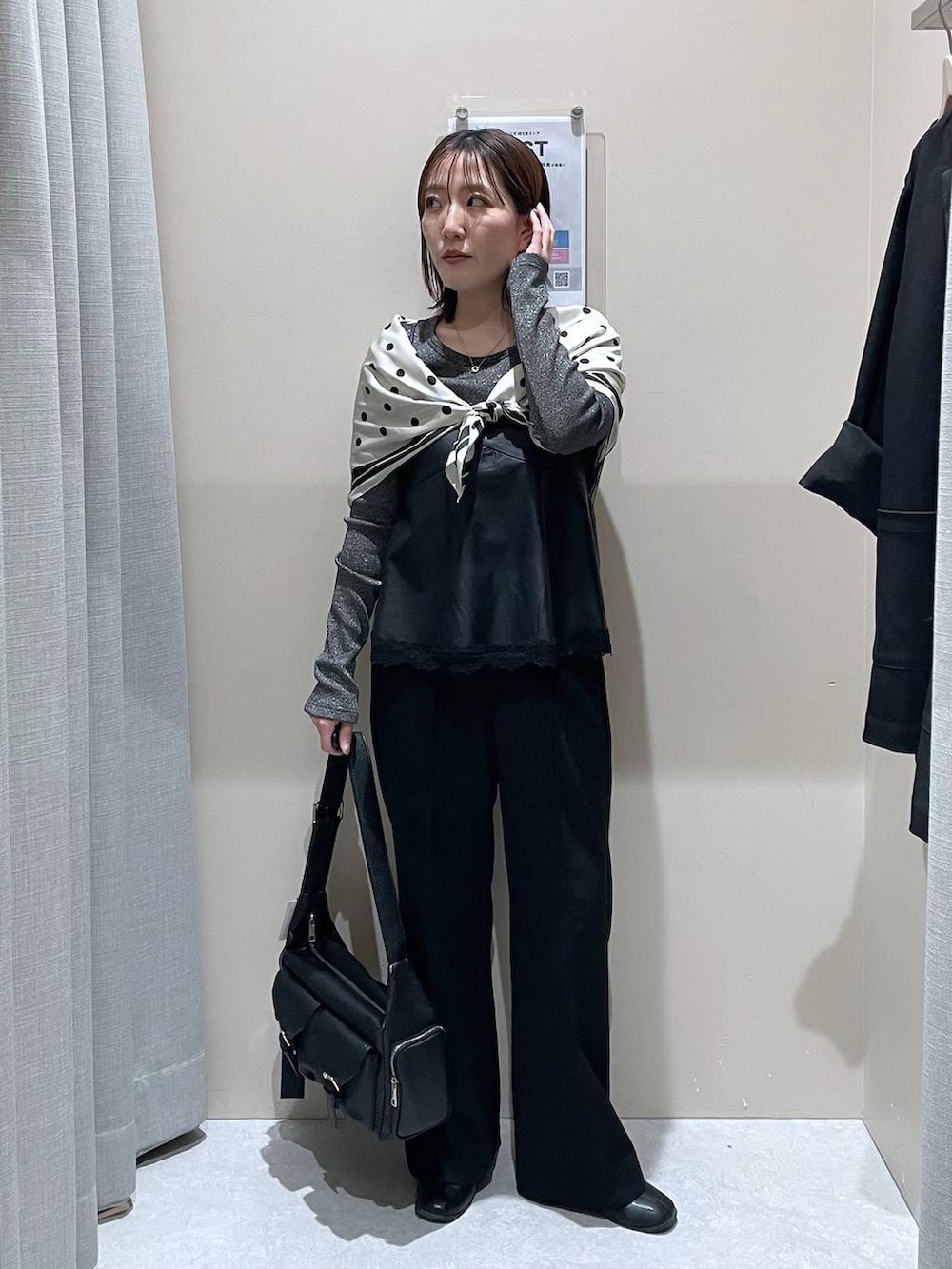 ブラック系のTシャツ/カットソー、ブラック系のその他パンツ、ブラック系のショルダーバッグを着用したレディースの冬コーディネートの3枚目の写真