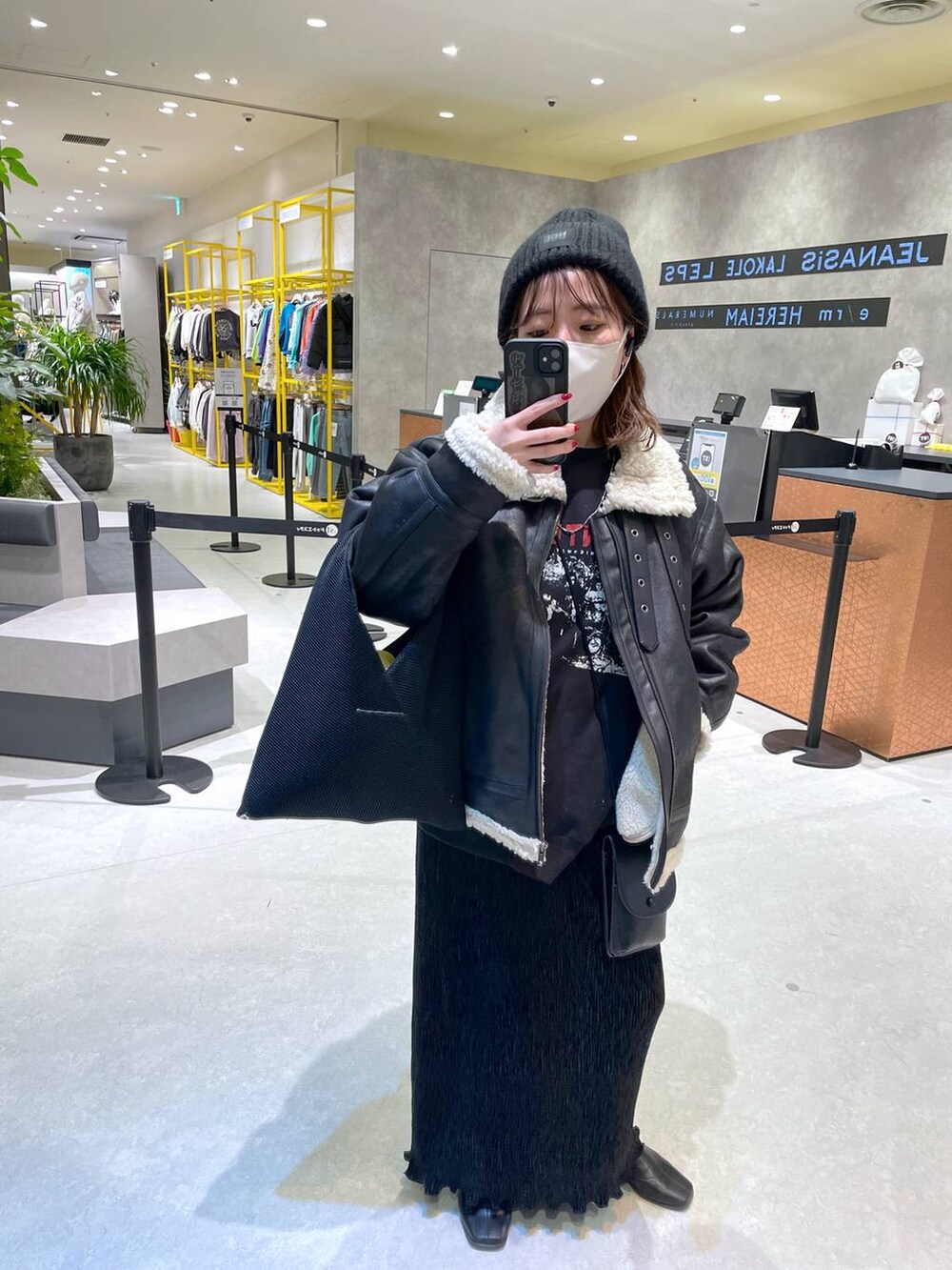 ブラック系のスカート、ブラック系のスウェットを着用したレディースの冬コーディネートの2枚目の写真