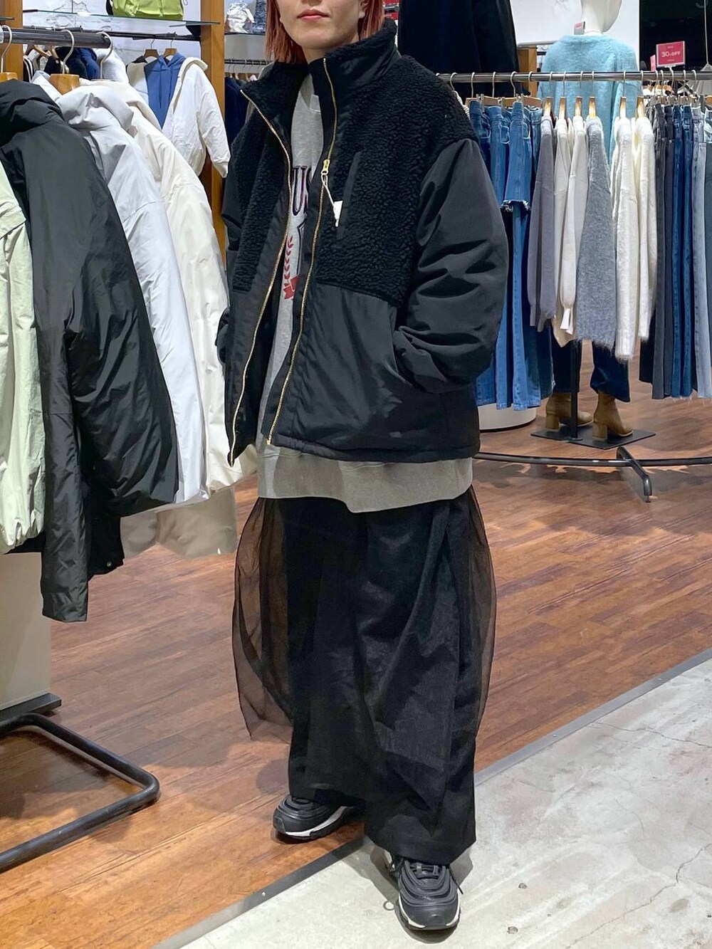 ブラック系のその他アウター、グレー系のスウェット、ブラック系のその他パンツを着用したレディースの冬コーディネートの3枚目の写真