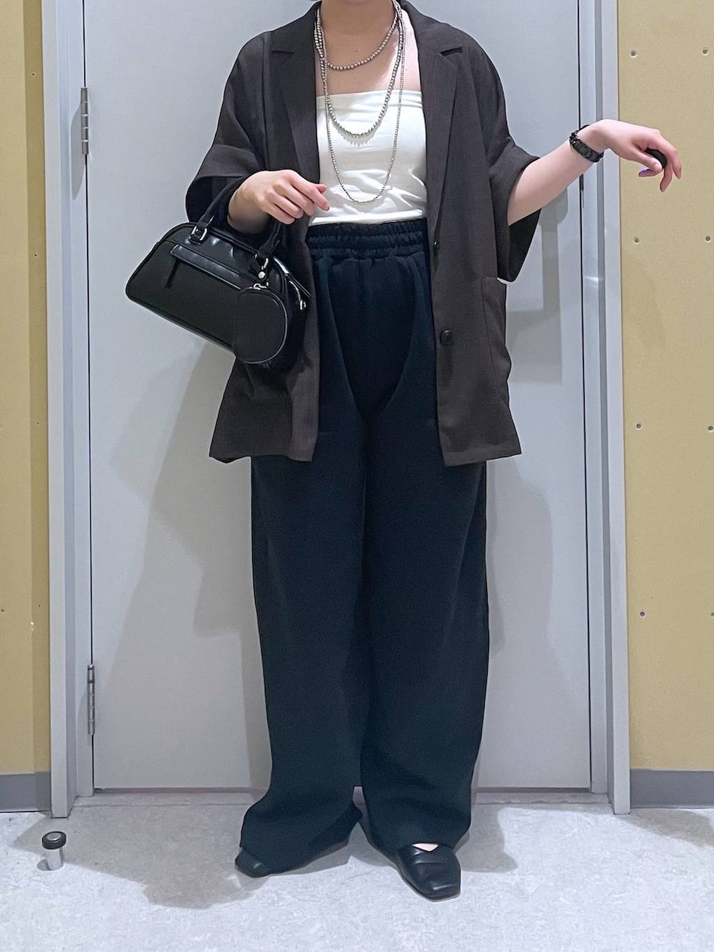 「低身長、カジュアル、ベーシック/シンプル、高見え、ゆったり、シンプルコーデ、大人カジュアル、きれいめカジュアル、モノトーン」｜「LOWRYS FARMのバスケットジャケットＳＳ　491984（テーラードジャケット、ブラウン系）」を使った、manaさん（レディース・153cm）の春コーディネートの3枚目の写真