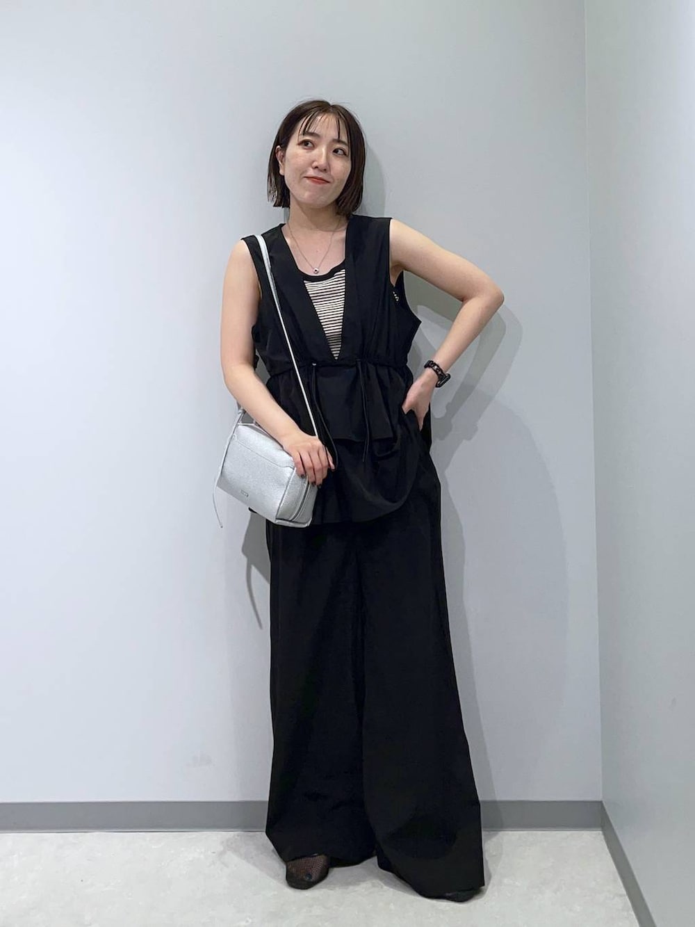 「低身長、カジュアル、ベーシック/シンプル、高見え、ゆったり、モノトーン、シンプルコーデ、大人カジュアル、きれいめカジュアル」｜「LOWRYS FARMのＵＳＡベーシックタンク　267044（タンクトップ、ブラック系）」を使った、manaさん（レディース・153cm）の夏コーディネートの2枚目の写真