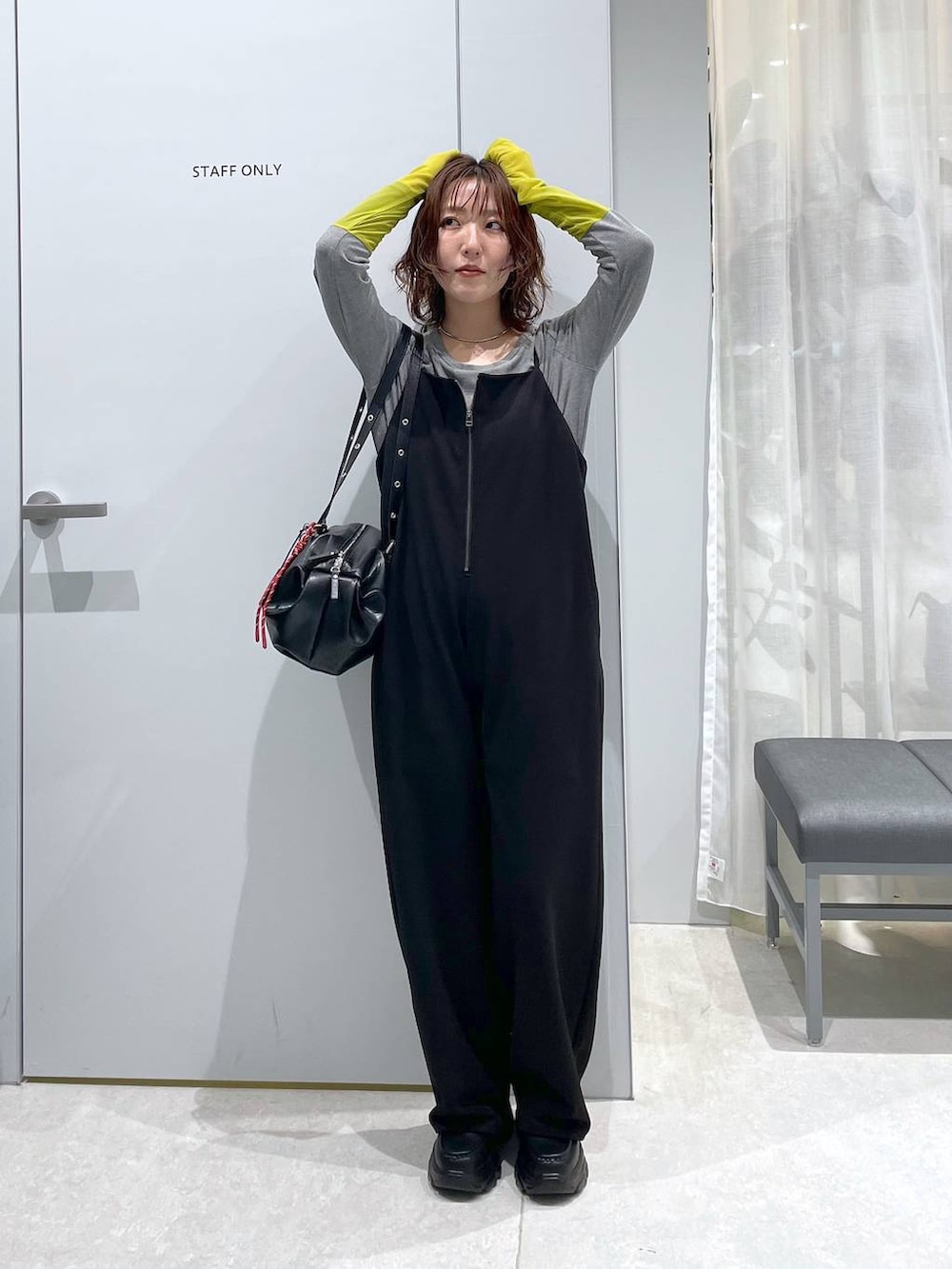 ブラック系のボストンバッグ、ブラック系のローファー、ブラック系のサロペット/オーバーオールを着用したレディースの冬コーディネートの3枚目の写真