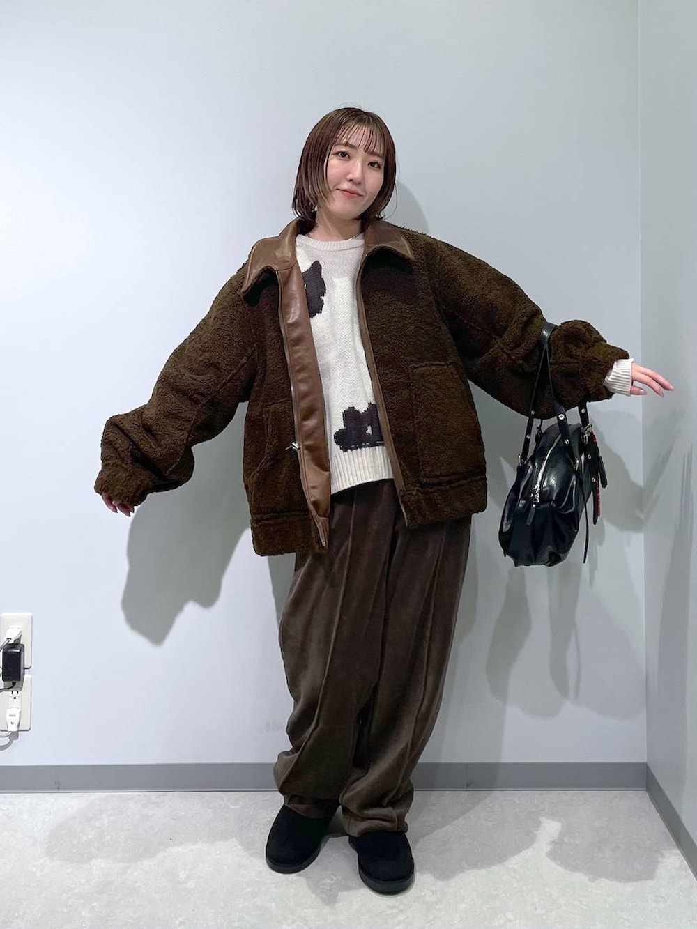 ブラウン系のその他パンツ、ブラウン系のブルゾン、ベージュ系のニット/セーターを着用したレディースの冬コーディネートの5枚目の写真