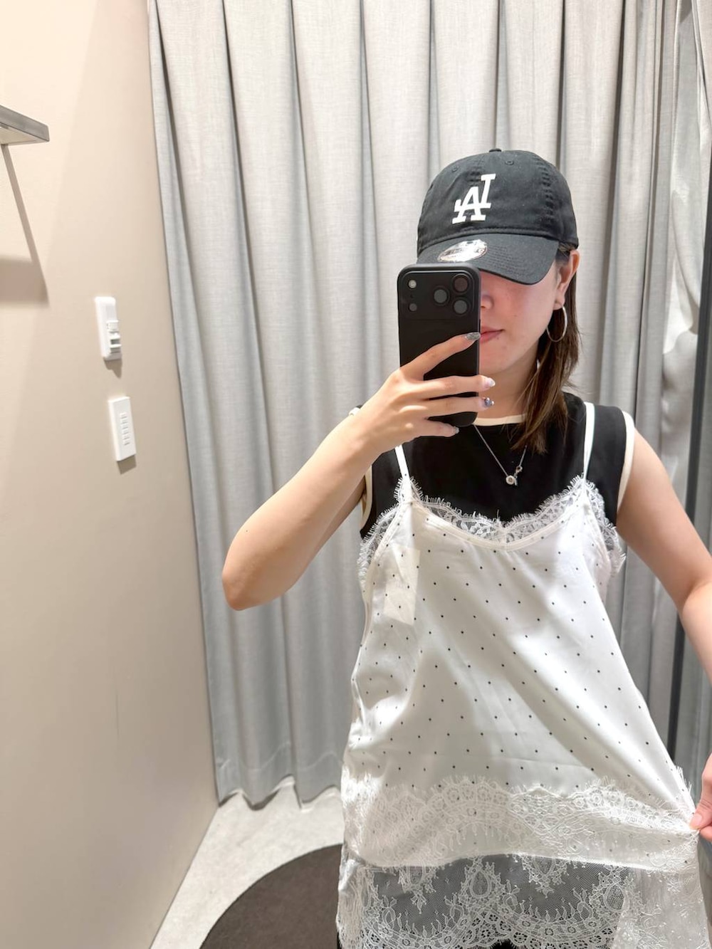 ブラック系のスウェットパンツ、ブラック系のタンクトップ、ホワイト系のTシャツ/カットソーを着用したレディースの夏コーディネートの3枚目の写真