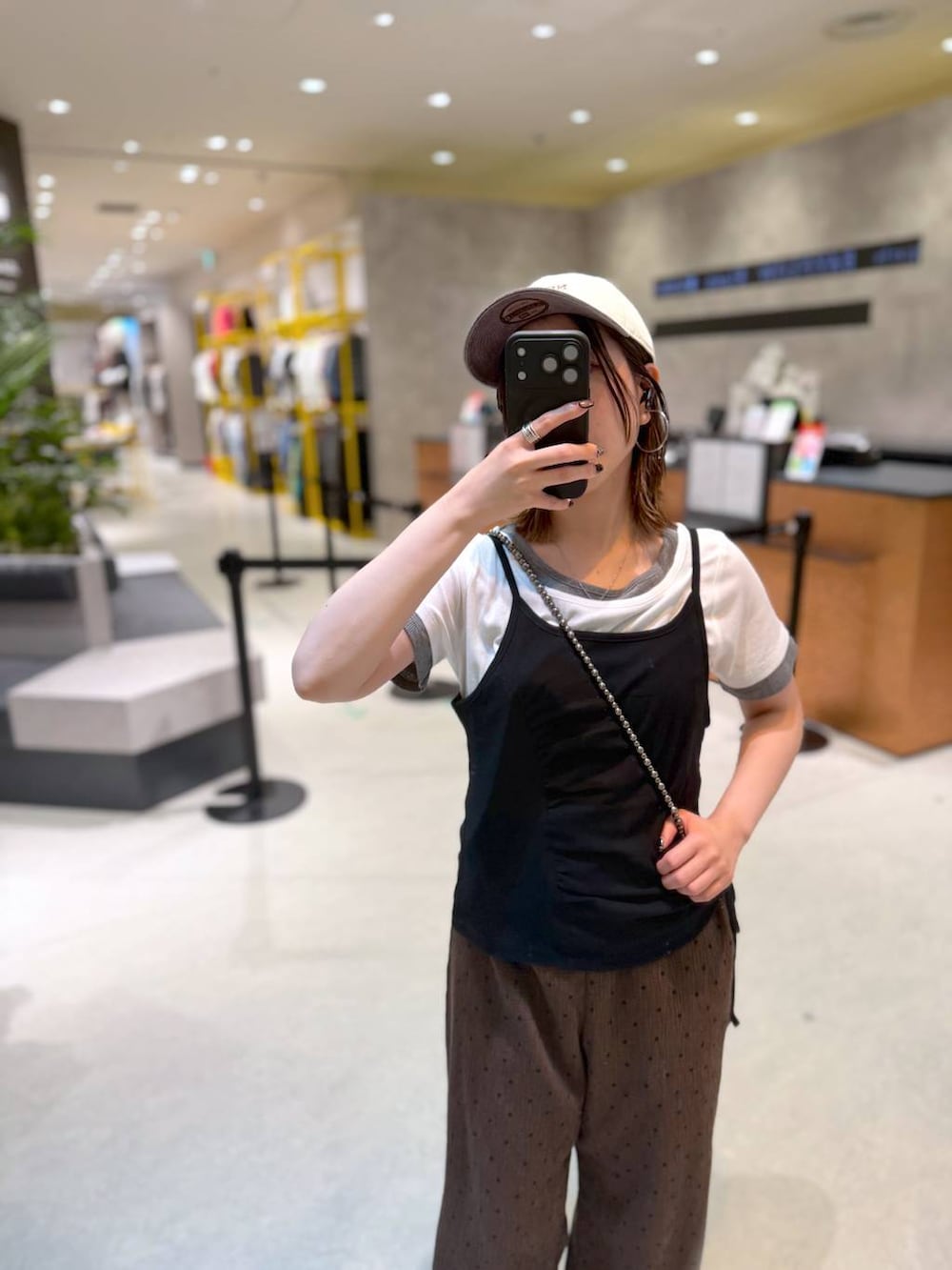 ホワイト系のTシャツ/カットソー、その他のショルダーバッグ、ブラウン系のその他パンツを着用したレディースの夏コーディネートの2枚目の写真