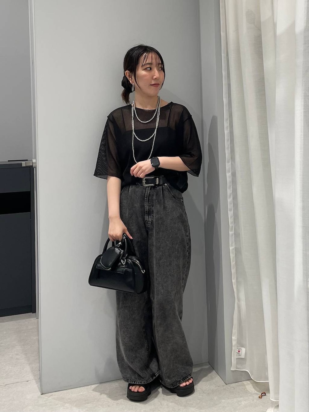 「高見え、ゆったり、モノトーン、シンプルコーデ、大人カジュアル、きれいめカジュアル、低身長、カジュアル、ベーシック/シンプル」｜「Heatherのハイウエストデニムワイドパンツ2　250170（デニムパンツ、グレー系）」を使った、manaさん（レディース・153cm）の夏コーディネートの2枚目の写真