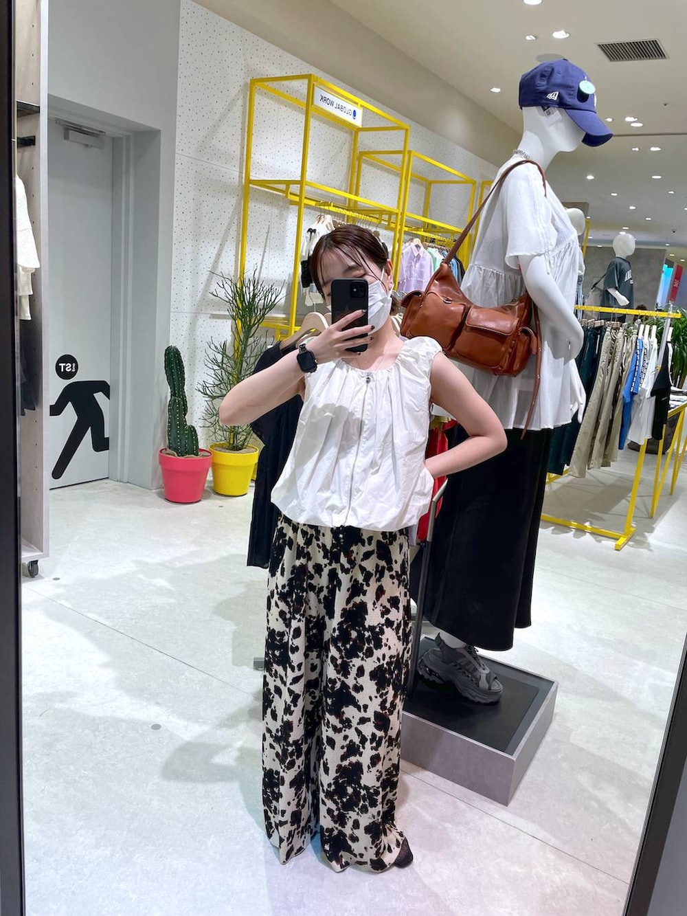 ベージュ系のその他パンツ、ホワイト系のシャツ/ブラウスを着用したレディースの夏コーディネートの3枚目の写真