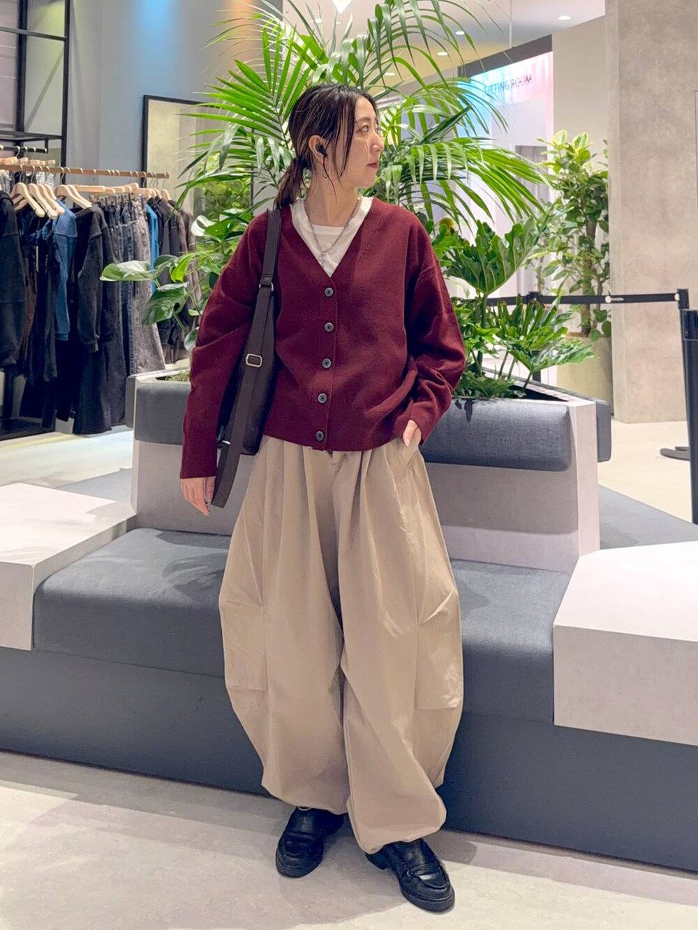ホワイト系のTシャツ/カットソー、ブラウン系のバックパック/リュック、ベージュ系のその他パンツを着用したレディースの秋コーディネートの2枚目の写真