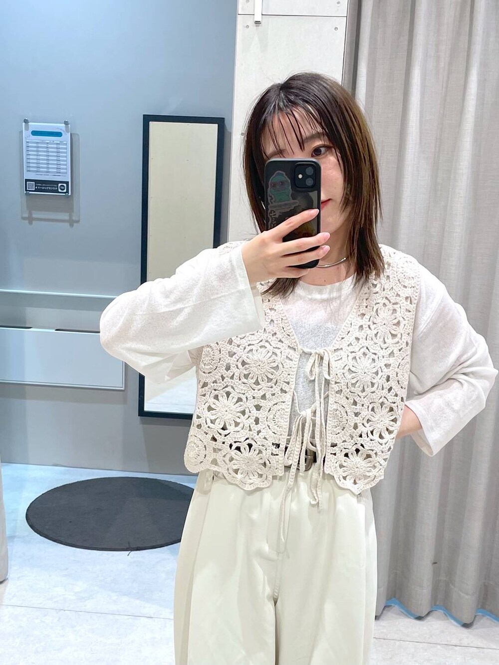 ホワイト系のその他パンツ、ベージュ系のベスト、シルバー系のネックレスを着用したレディースの春コーディネートの3枚目の写真