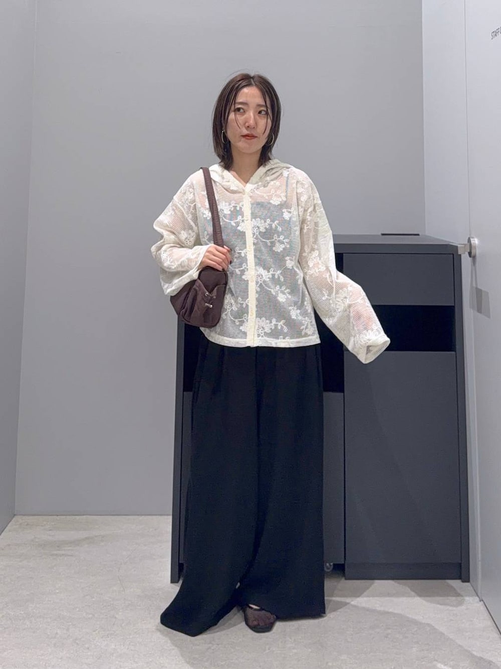 ブラック系のその他パンツ、ベージュ系のパーカー、ブラウン系のボストンバッグを着用したレディースの夏コーディネートの2枚目の写真