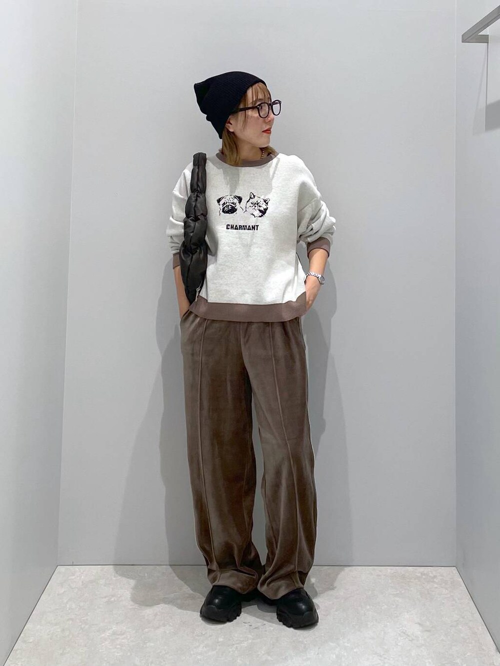 ブラウン系のその他パンツ、ブラック系のハンドバッグ、ベージュ系のニット/セーターを着用したレディースの秋コーディネートの3枚目の写真