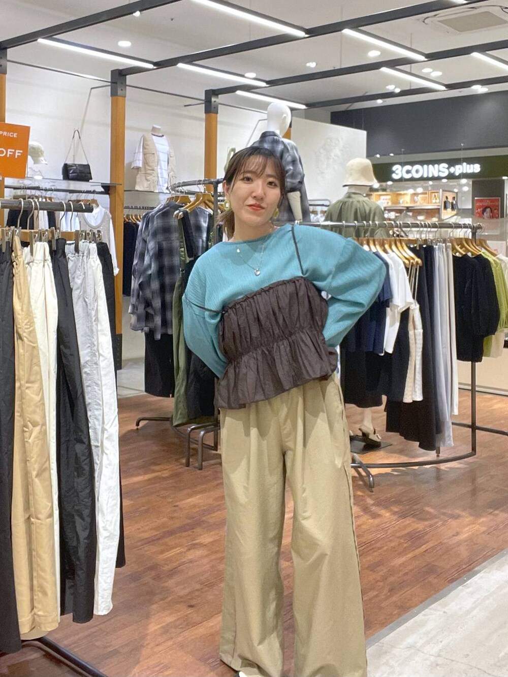 グリーン系のTシャツ/カットソー、グリーン系のその他パンツ、ブラウン系のシャツ/ブラウスを着用したレディースの夏コーディネートの2枚目の写真