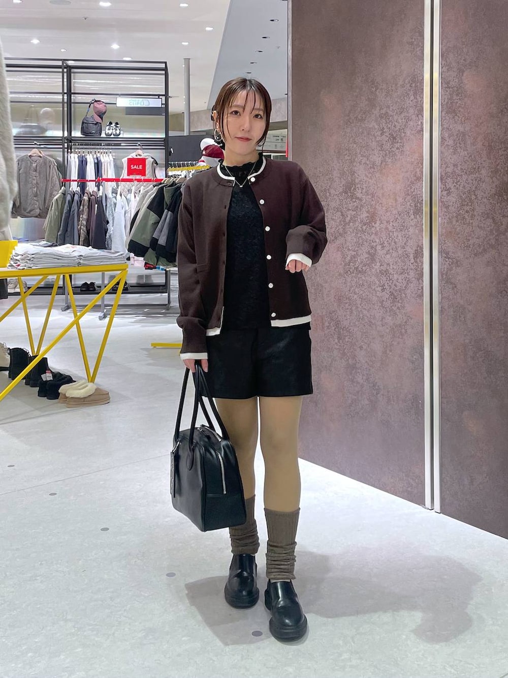 ブラック系のその他パンツ、ブラウン系のカーディガン/ボレロ、ブラック系のボストンバッグを着用したレディースの冬コーディネートの4枚目の写真