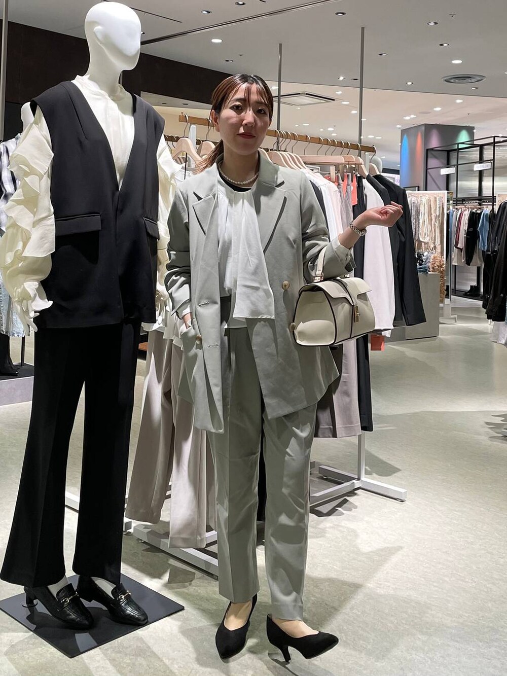 グリーン系のその他パンツ、ホワイト系のシャツ/ブラウス、グリーン系のテーラードジャケットを着用したレディースの冬コーディネートの4枚目の写真