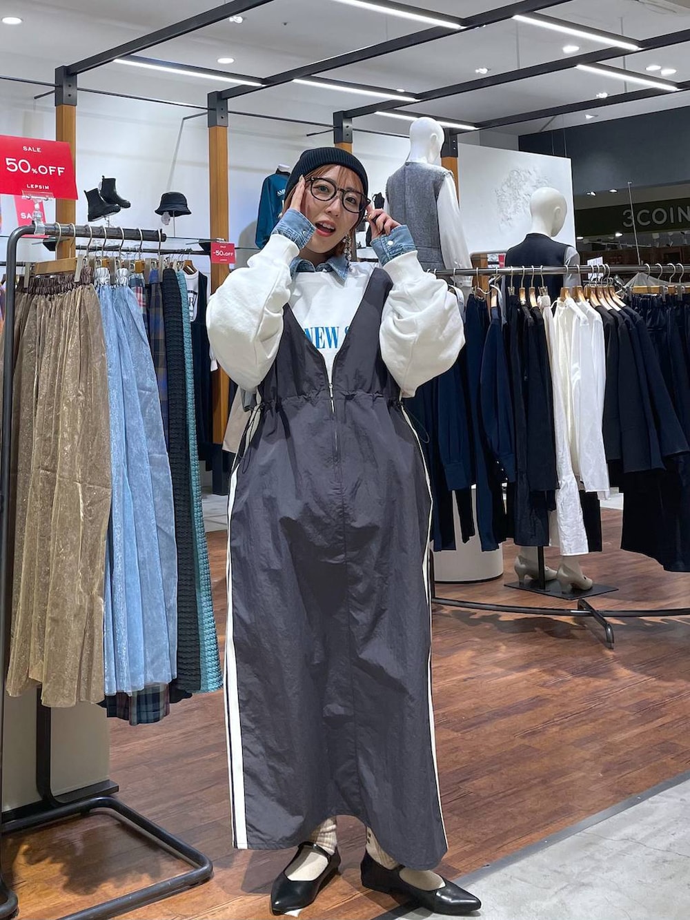 ホワイト系のスウェット、ブルー系のシャツ/ブラウス、ブラック系のパンプスを着用したレディースの春コーディネートの3枚目の写真