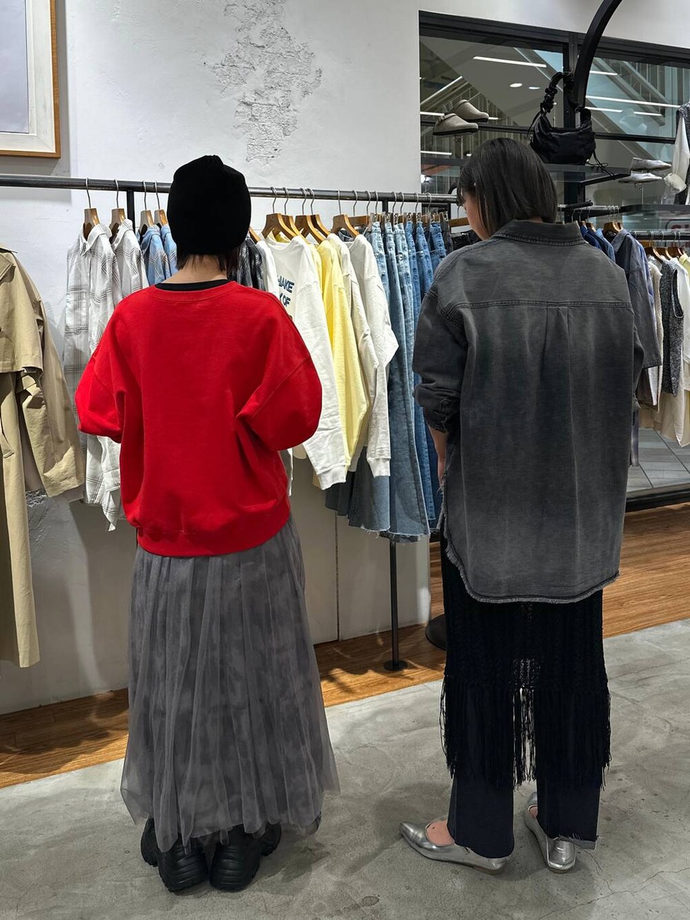 レッド系のスウェット、ホワイト系のスカート、グレー系のシャツ/ブラウスを着用したレディースの春コーディネートの3枚目の写真