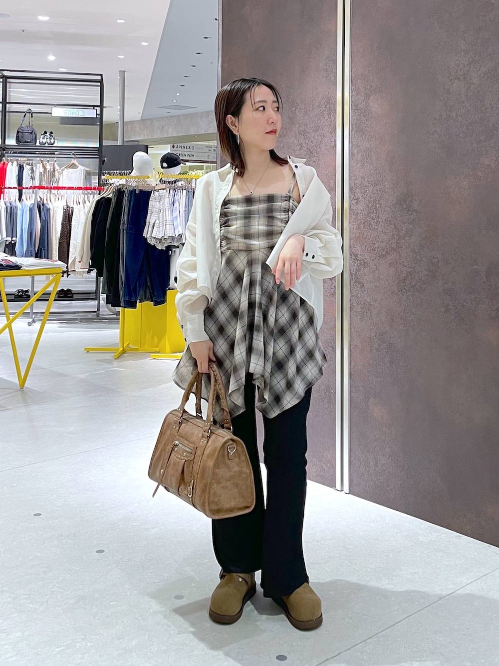 ホワイト系のシャツ/ブラウス、ベージュ系のモカシン/デッキシューズ、ブラック系のその他パンツを着用したレディースの春コーディネートの4枚目の写真