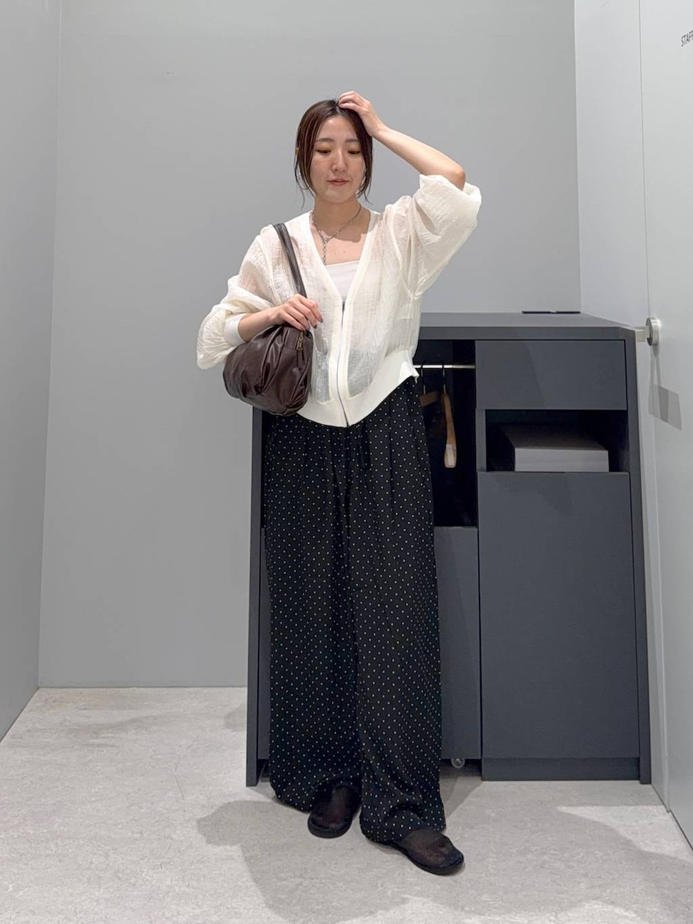 ベージュ系のカーディガン/ボレロ、ブラウン系のボストンバッグ、ブラック系のその他パンツを着用したレディースの夏コーディネートの2枚目の写真