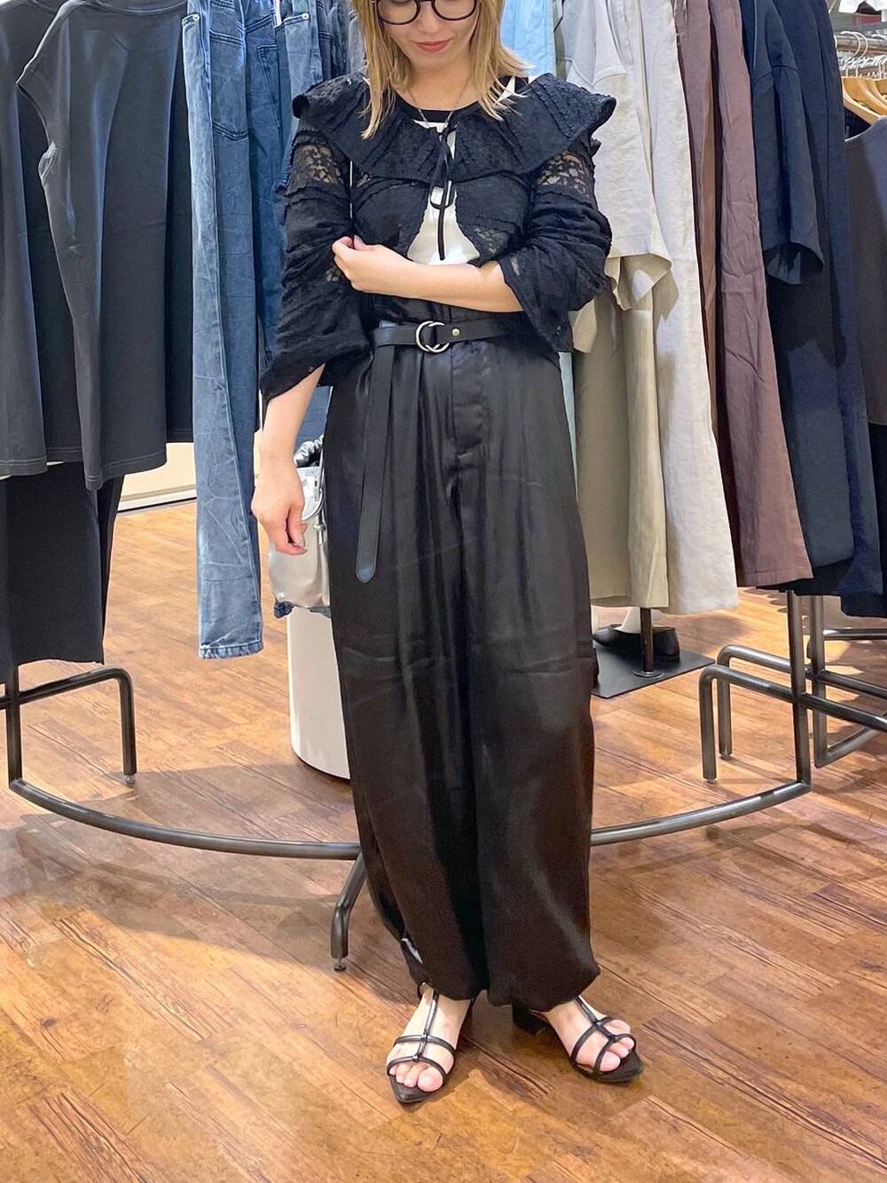 ブラック系のその他パンツ、シルバー系のショルダーバッグ、ブラック系のカーディガン/ボレロを着用したレディースの夏コーディネートの2枚目の写真