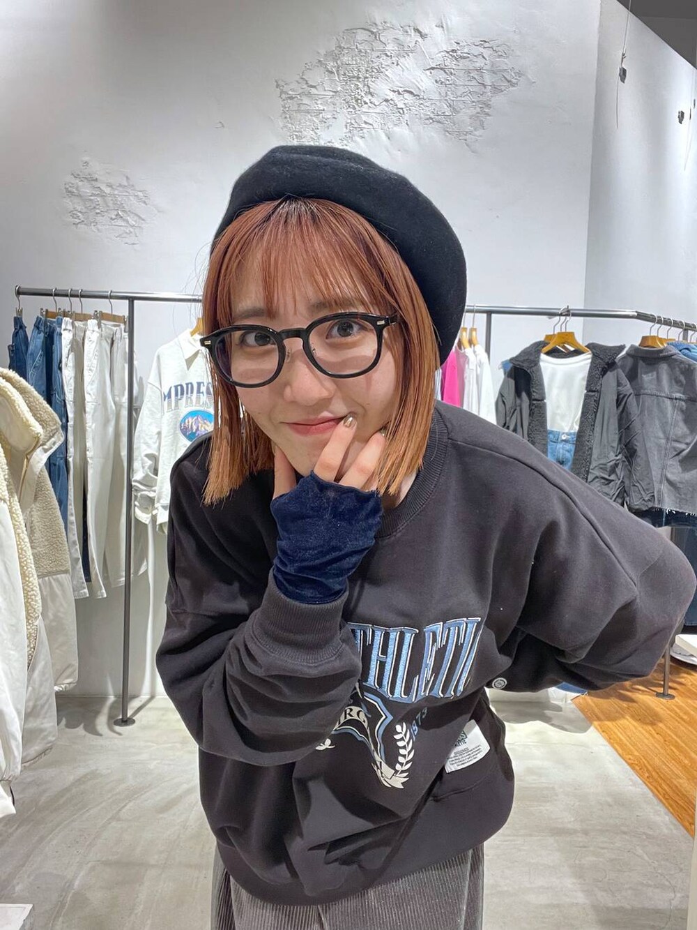 ブラック系のスカート、グレー系のスウェットを着用したレディースの冬コーディネートの4枚目の写真