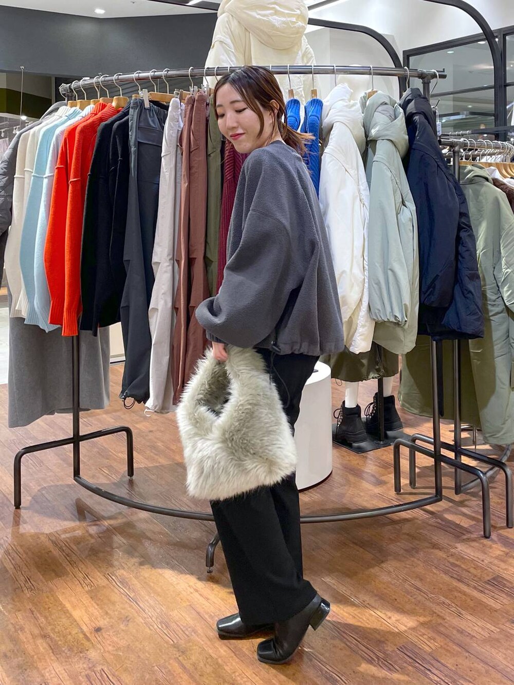 ブラック系のその他パンツ、グレー系のハンドバッグ、グレー系のTシャツ/カットソーを着用したレディースの冬コーディネートの2枚目の写真