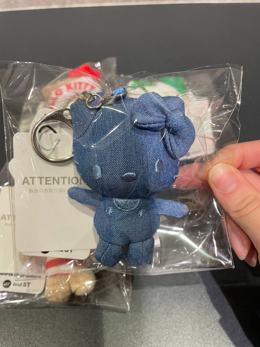 その他のキーホルダーを着用したレディースの冬コーディネートの2枚目の写真