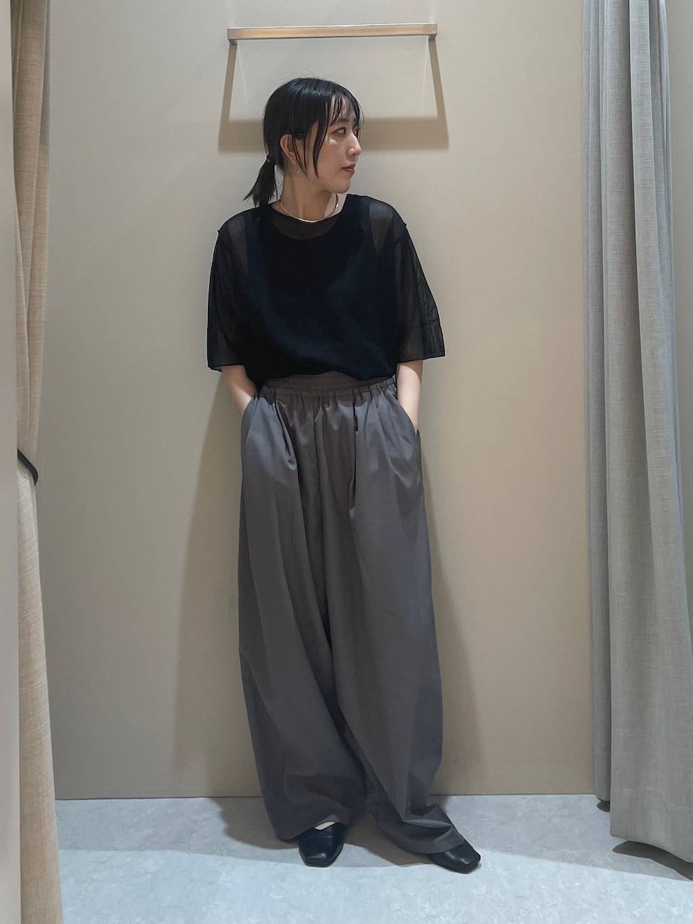 「モノトーン、低身長、カジュアル、ベーシック/シンプル、高見え、ゆったり、シンプルコーデ、大人カジュアル、きれいめカジュアル」｜「LOWRYS FARMのカットイージーコクーンパンツ２ 491345（デニムパンツ、グレー系）」を使った、manaさん（レディース・153cm）の夏コーディネートの3枚目の写真
