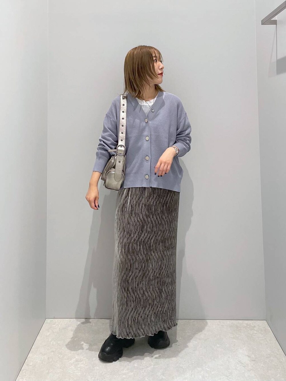 ブルー系のカーディガン/ボレロ、シルバー系のショルダーバッグ、ホワイト系のTシャツ/カットソーを着用したレディースの秋コーディネートの2枚目の写真